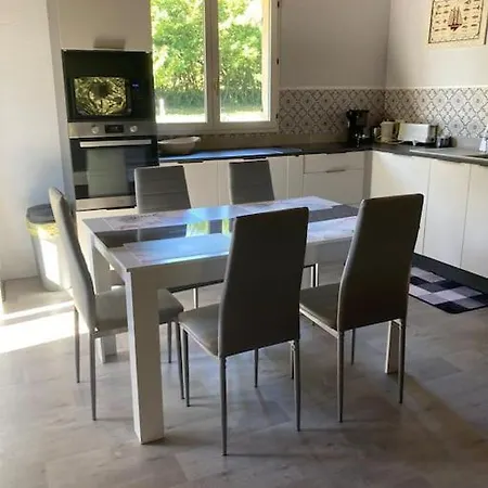 Charment Avec Piscine Et Jardin شقة