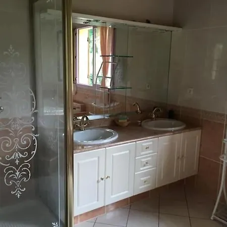 Maison Avec Piscine Climatisation Et Jardin Cloture Animaux, Acceptes *
